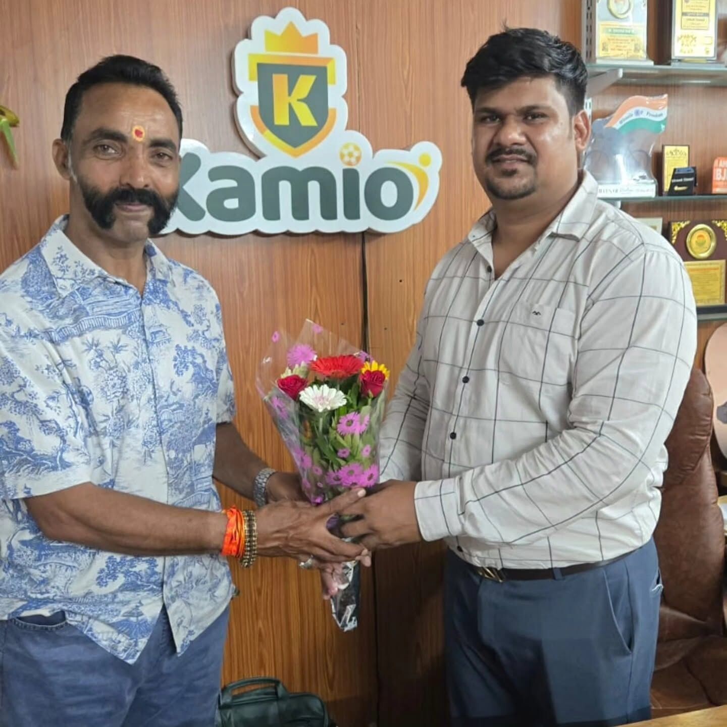 A guest is welcomed with flowers at the Kamio office.