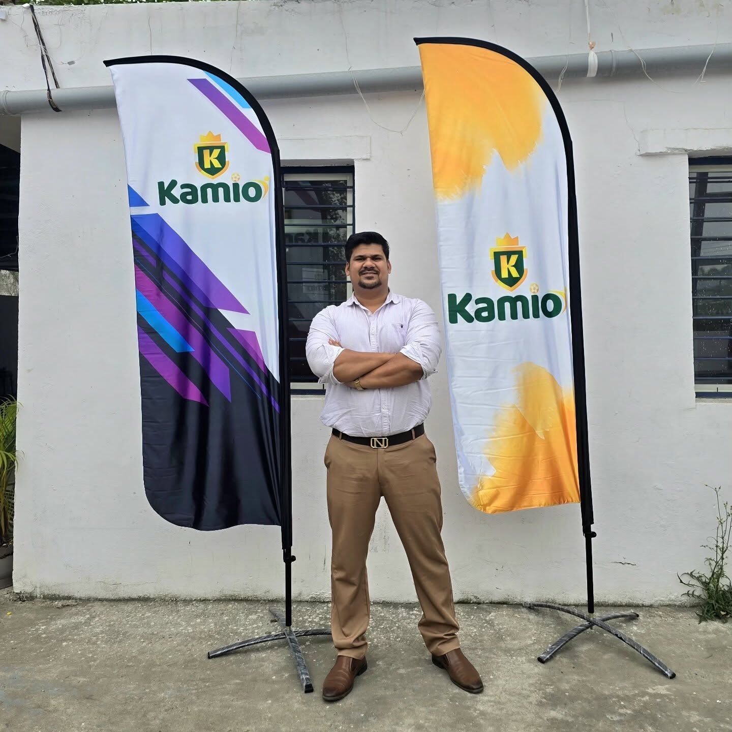 Between two Kamio feather flags.